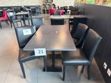 des tables et des chaises dans un restaurant, avec une étiquette de prix posée sur la table