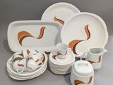 de nombreux types de plats et de tasses sur la table