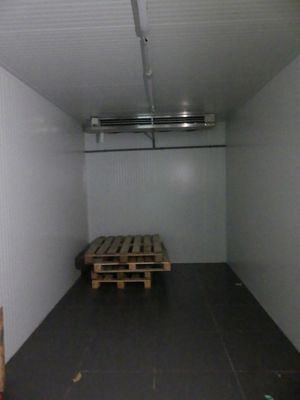 une photo d'une pièce où se trouvent des palettes