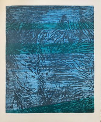 une image représentant un tableau bleu et vert accroché au mur