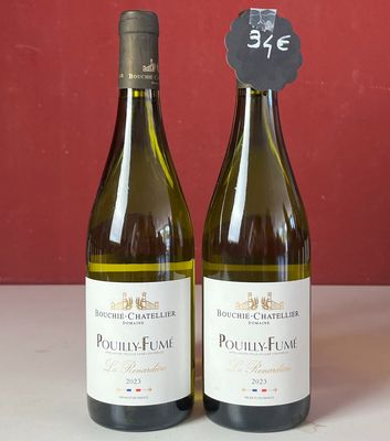 plusieurs bouteilles de vin sont alignées sur un comptoir