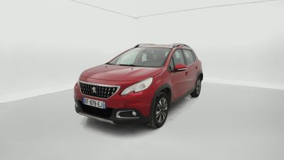 une voiture rouge est garée dans une pièce blanche