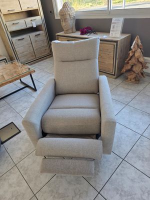 un fauteuil inclinable qui se trouve dans un salon