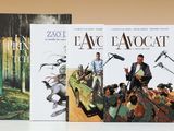 Deux livres sont posés sur une table devant un fond blanc.
