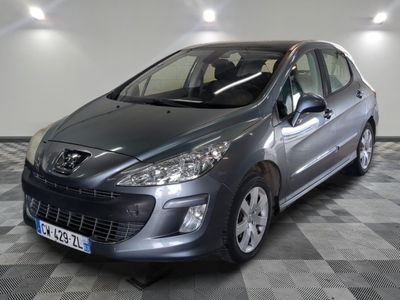 la voiture grise est garée dans le garage sur le sol en damier