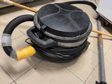 un aspirateur posé par terre dans la cuisine