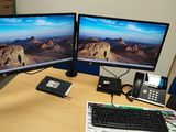 un bureau équipé de deux écrans et d'un clavier