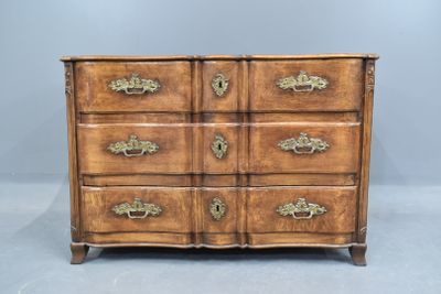 une commode ancienne avec des poignées et des boutons en laiton