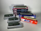 plusieurs petits trains sont alignés sur une surface blanche