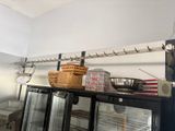 une vitrine sur laquelle sont posés tout un tas d'objets
