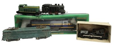 trois petits trains jouets rangés les uns à côté des autres dans une boîte