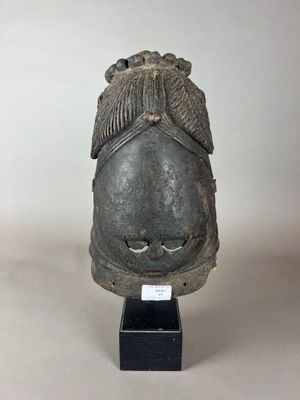 une photo d'une sculpture représentant une tête posée sur un socle noir