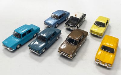 plusieurs petites voitures sont alignées sur une surface blanche
