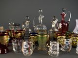 de nombreux vases et verres en verre de différentes couleurs sur la table