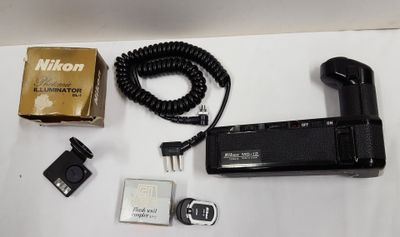 un appareil photo, un téléphone et d'autres appareils électroniques disposés sur une table