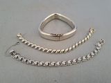 deux bijoux en argent posés sur une table
