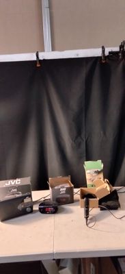 une table sur laquelle sont posés tout un tas d'appareils électroniques