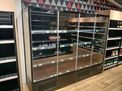 une grande vitrine au milieu d'un magasin