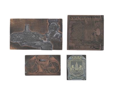 Quatre types différents de plaques métalliques sont exposés sur une surface blanche