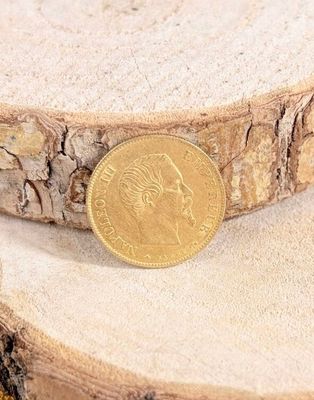 une pièce d'or posée sur un morceau de bois