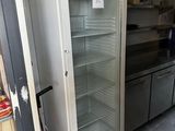 un réfrigérateur avec une porte en verre dans une cuisine
