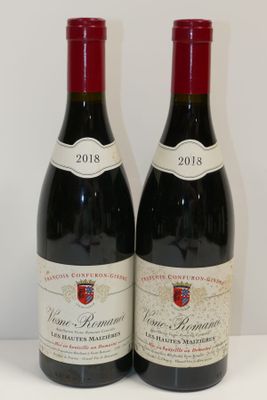 deux bouteilles de vin posées sur une table l'une à côté de l'autre