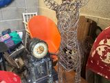 un vase contenant une branche, posé sur une table