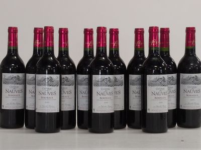 six bouteilles de vin sont alignées sur une table