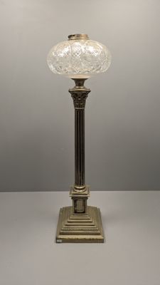 une lampe de table ancienne en laiton, surmontée d'un abat-jour en verre