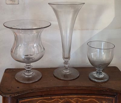trois vases en verre posés sur une table en bois