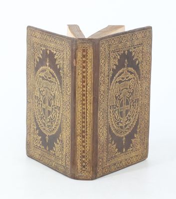 un vieux livre ouvert sur une surface blanche