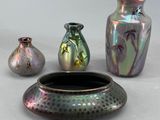 trois vases posés l'un à côté de l'autre sur une table