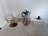 deux vases en verre et un bol en verre posés sur une table