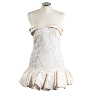 the dress is white and has a ruffled skirt on it