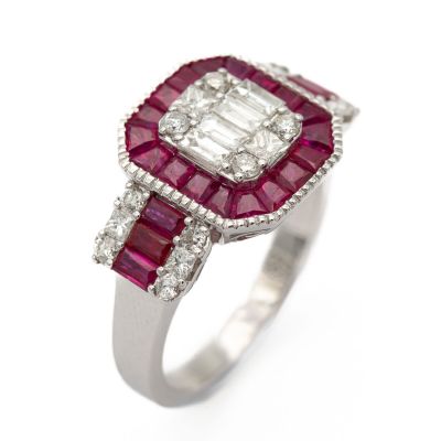 gros plan d'une bague en diamant et rubis sur fond blanc