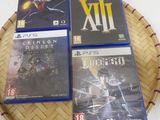 quatre jeux vidéo posés sur une assiette, sur une table