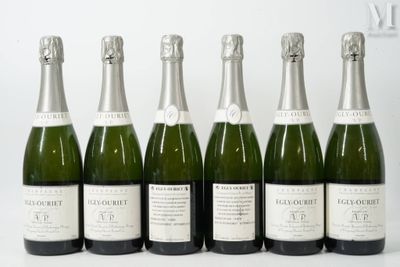 six bouteilles de champagne sont alignées sur une table