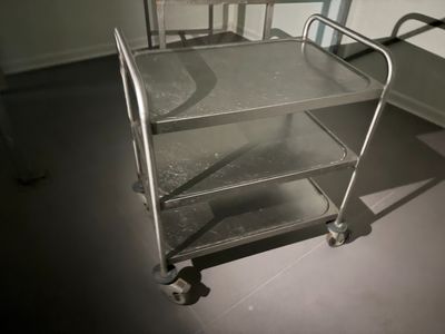 un chariot métallique posé au milieu d'une pièce