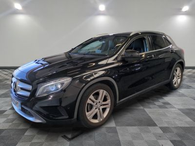 un SUV Mercedes GLA noir garé dans un garage