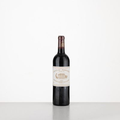 la bouteille de vin est posée sur la table sur fond blanc