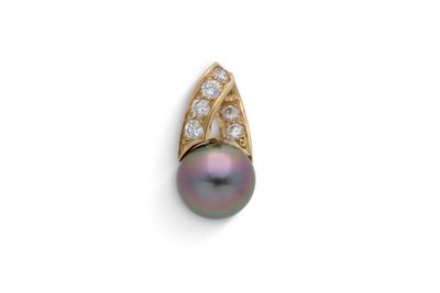 une boucle d'oreille en perle noire et diamants