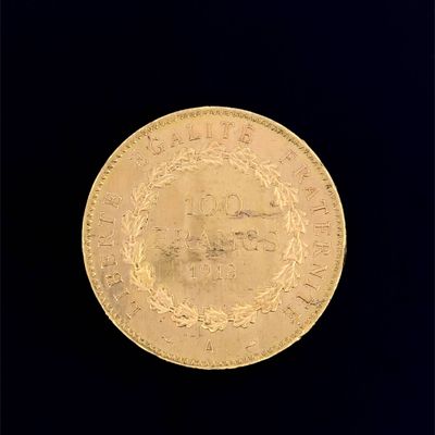 une image d'une pièce d'or sur fond noir