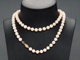un ensemble composé d'un collier et d'un bracelet en perles de culture