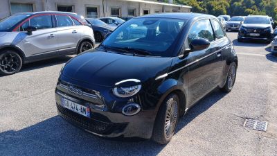 une petite voiture noire garée sur un parking