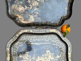 deux plateaux décorés d'une image représentant une ville
