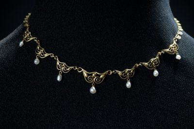 gros plan d'un collier sur un mannequin mannequin mannequin mannequin mannequin mannequin mannequin mannequin mannequin