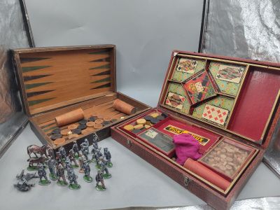 une boîte en bois contenant un jeu