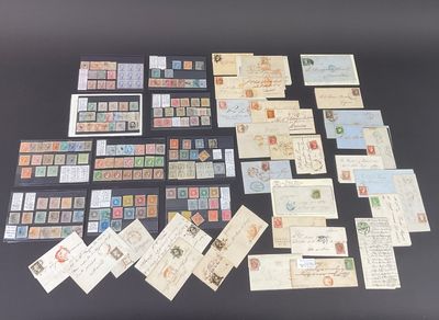 quelques vieux timbres et enveloppes posés sur une table