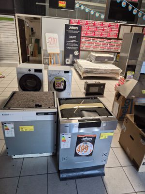 de nombreux appareils qui sont posés à même le sol dans le magasin