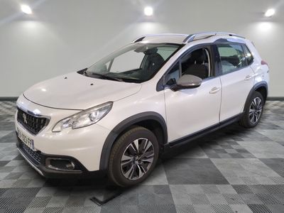 la voiture blanche est garée sur un sol en damier dans le garage